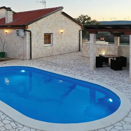 Front In Nyaraló *